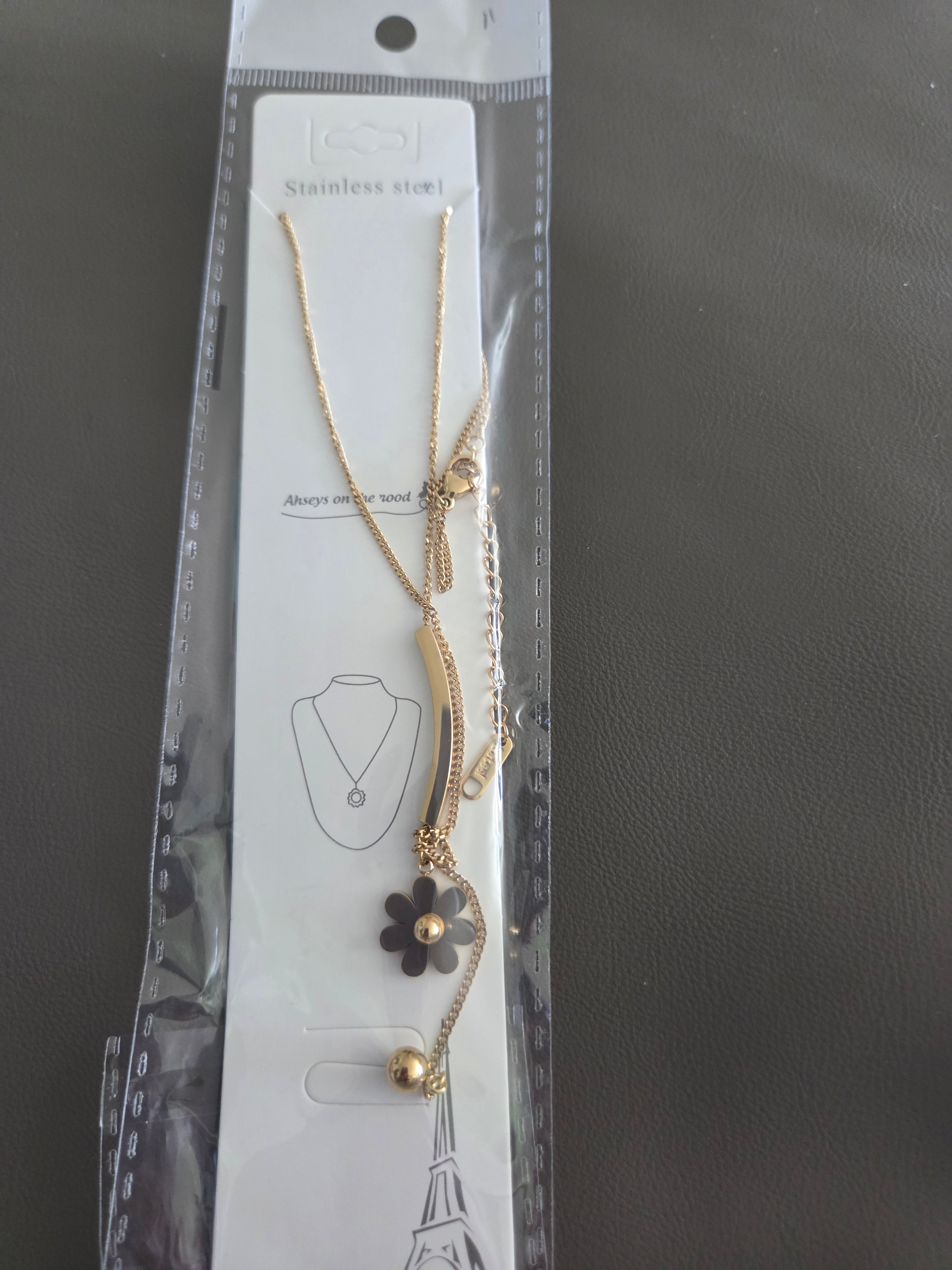 Gold Tone Daisy Pendant Necklace – Stainless Steel Flower Charm Jewelry